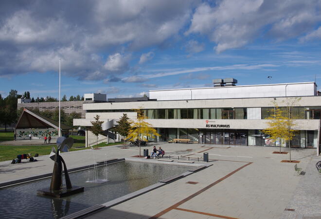 Foto av Ås kulturhus tatt fra balkongen til Rådhuset