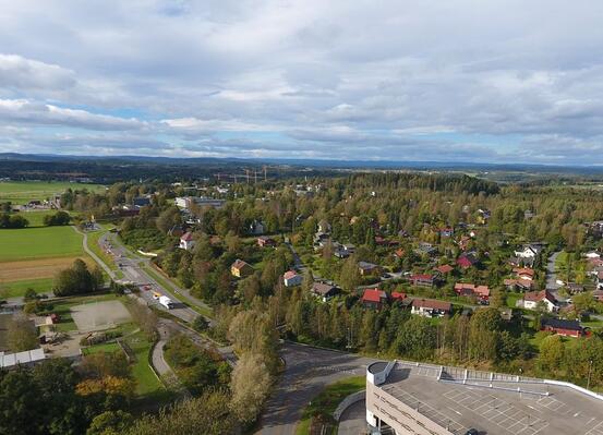 Dronebilde over Ås sentrum med utsikt mot nord