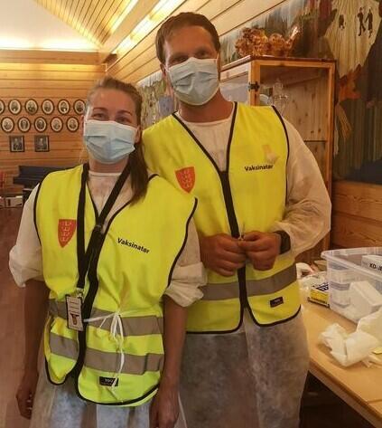 Vaksinekoordinator Wenche Adelsten Ruud og Thomas Lovasz ønsker deg velkommen til drop-in vaksinering. Vaksinekoordinator Wenche Adelsten Ruud og Thomas Lovasz ønsker deg velkommen til drop-in vaksinering.