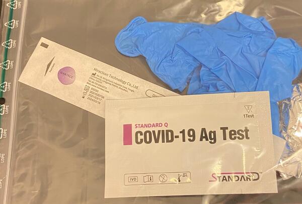 Du får ferdig pakket test-kit av kommunen. Du får ferdig pakket test-kit av kommunen.