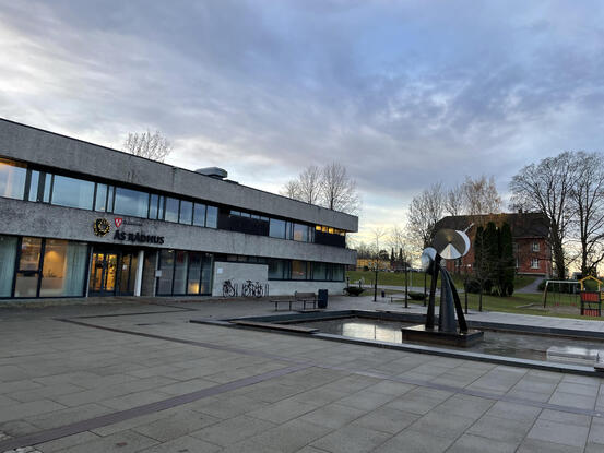 Rådhuset i Ås en morgen i november 2021