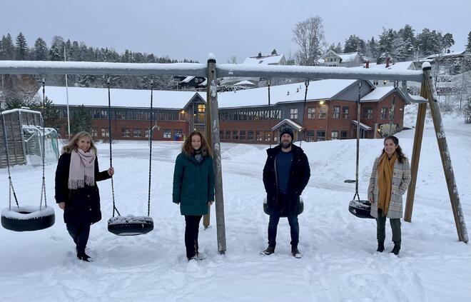 Sjøskogen-rektor Cathrine von Porat,  Virksomhetsleder for grunnskole i Ås kommune Vibeke Aaser Grønli og Sjøskogenforeldrene Olga Marie Ekholt og Frode Rustbakken jubler over de gode nyhetene!