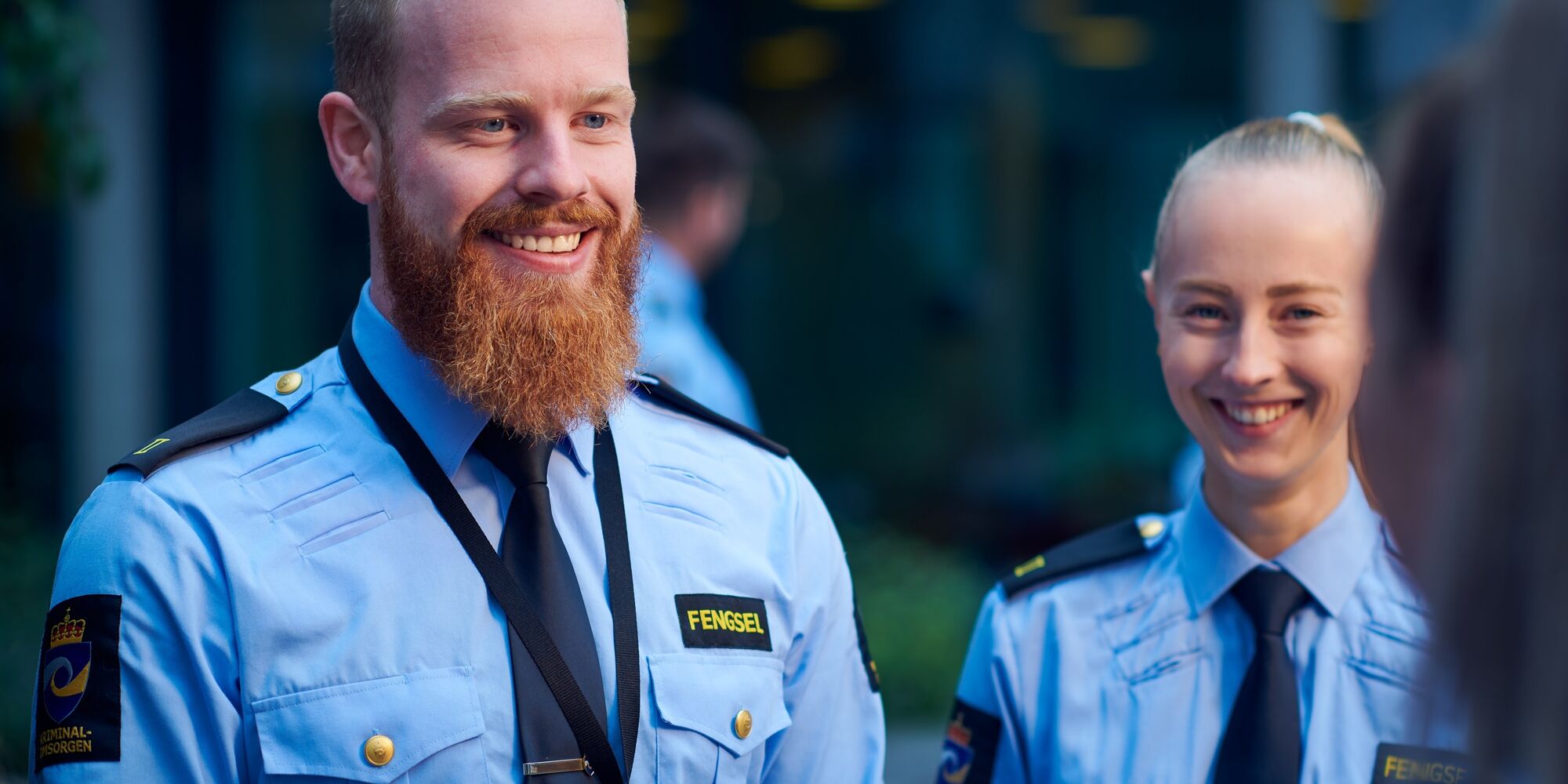 Aspiranter står og snakker med hverandre utendørs. Illustrasjonsbilde.