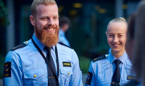 Aspiranter står og snakker med hverandre utendørs. Illustrasjonsbilde.