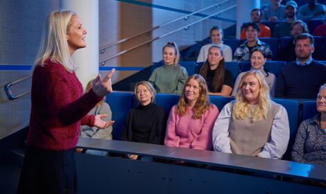 Foto: Studio Wangberg/Christian Wangberg ©Kriminalomsorgens høgskole og utdanningssenter KRUS Foreleser står foran konferansedeltagere i auditorium og holder innlegg. Illustrasjonsbilde.