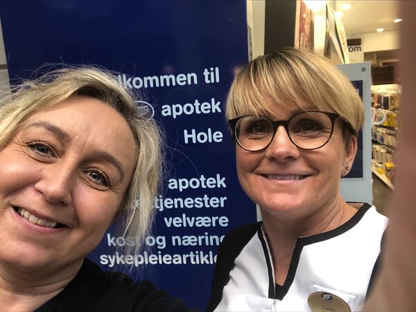 Foto: Anne Hubert og Camilla Øvergård ønsker deg velkommen til koronavaksinering.