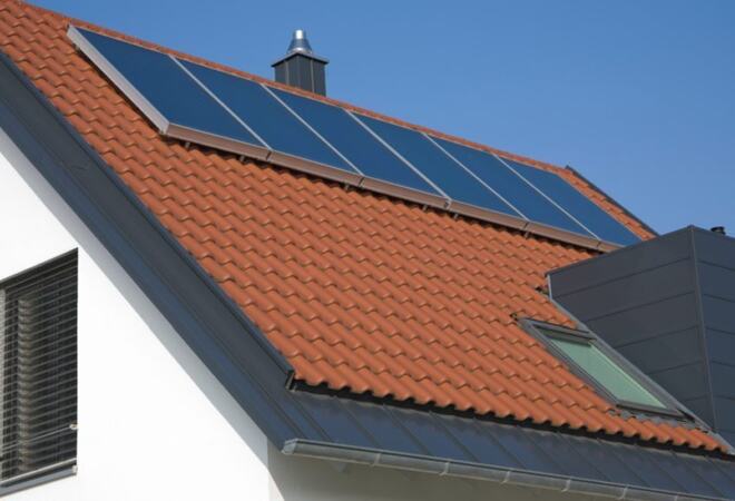 Foto som viser eksempel på solceller på hustak