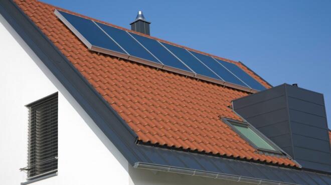 Foto som viser eksempel på solceller på hustak