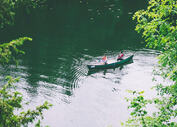 en kano på vannet