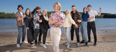 Programleder Guri Solberg og deltagerene i Sommerhytta 2022. Foto: Espen Solli/TV 2