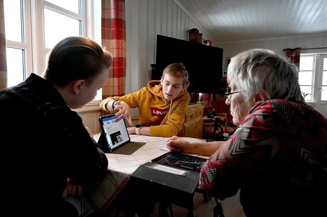 Unge og eldre møtes for digital opplæring. Foto: Mariann Tvete, Nationen