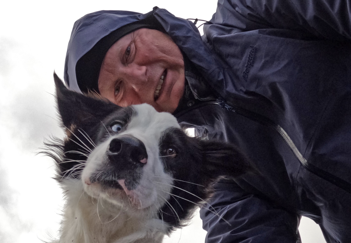 Erlend Larsen og hunden Buddy. Foto: Privat