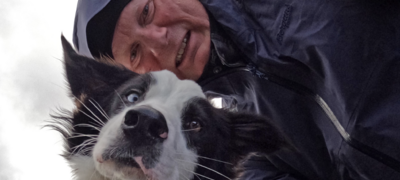 Erlend Larsen og hunden Buddy. Foto: Privat