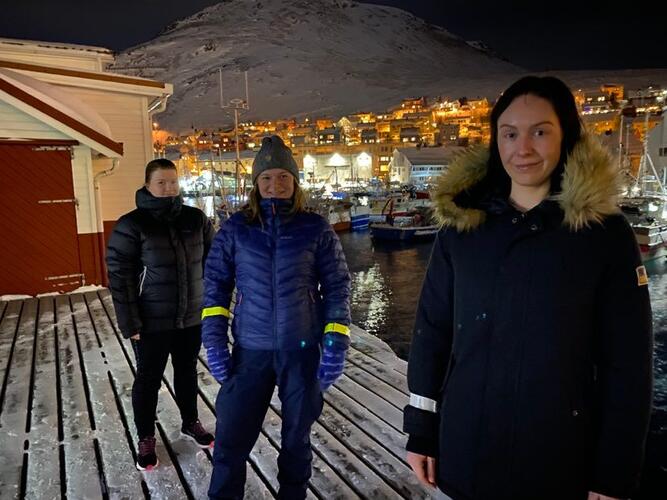 Bilde av tre kvinnelige yrkesfiskere på brygga ved Nordkappregionen Næringshage