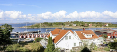 7 rom, 12 sengeplasser og tomt 934 kvm til 12 millioner kroner på Koster. Foto: Fastighetsbyrån