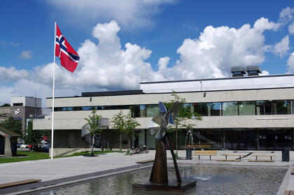 Flagg i borggården Foto Ivar Ola Opheim