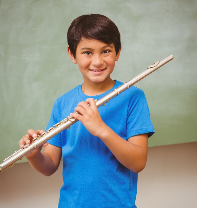 Gutt som spiller fløyte