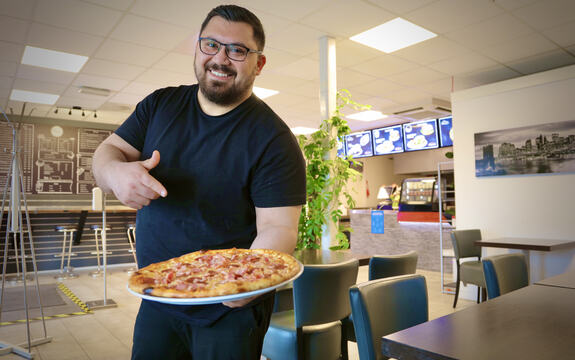 Fornøyd pizzabaker med nesten full score på Google, Idris Mohammad.