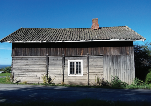 Gammelt hjulmakerverksted på Åsbakken, Røyse. Fra Nyere tids kulturminner og kulturmiljøer, Fagrapport september 2017. Gammelt hjulmakerverksted på Åsbakken, Røyse. Fra Nyere tids kulturminner og kulturmiljøer, Fagrapport september 2017.