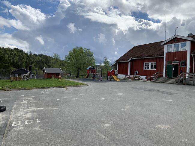 Sollihøgda barnehage ligger sentralt på tettstedet Sollihøgda.