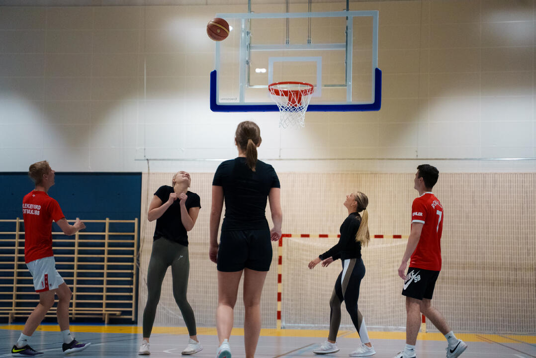 Videregående spiller basket