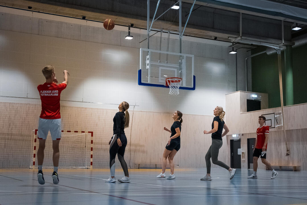 Videregående spiller basket