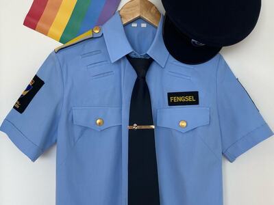 Bilde av uniform og Pride-flagg