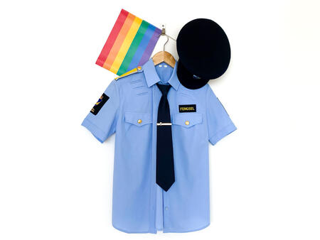 Bilde av uniform og Pride-flagg