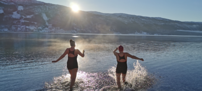 Heldigvis kan du hoppe i havet stort sett hvor du vil i sommer, så lenge du tar visse forholdsregler. Foto: Siv Bakken