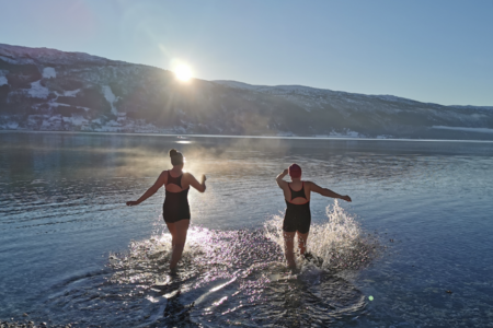 Heldigvis kan du hoppe i havet stort sett hvor du vil i sommer, så lenge du tar visse forholdsregler. Foto: Siv Bakken