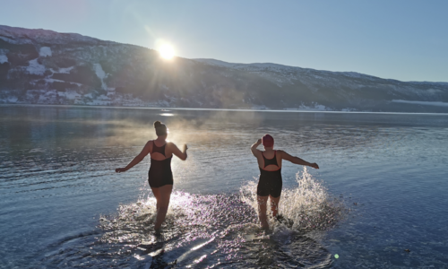 Heldigvis kan du hoppe i havet stort sett hvor du vil i sommer, så lenge du tar visse forholdsregler. Foto: Siv Bakken