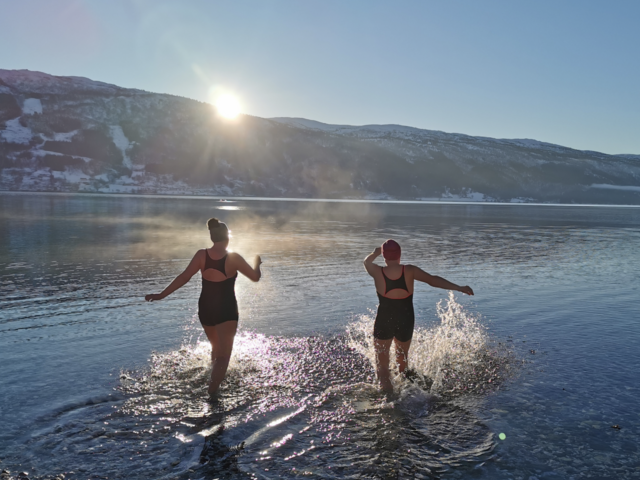Heldigvis kan du hoppe i havet stort sett hvor du vil i sommer, så lenge du tar visse forholdsregler. Foto: Siv Bakken