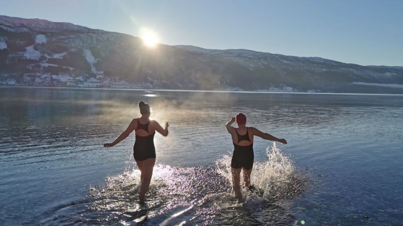 Heldigvis kan du hoppe i havet stort sett hvor du vil i sommer, så lenge du tar visse forholdsregler. Foto: Siv Bakken