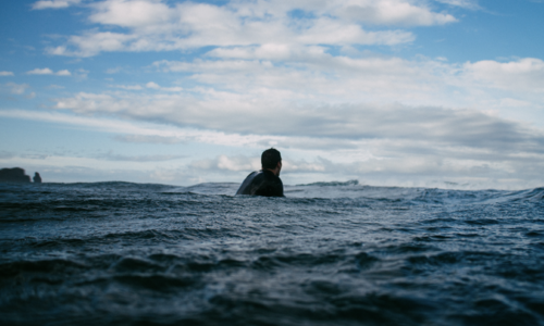 Ny undersøkelse viser at mange nordmenn ikke er svømmedyktige. Foto: Unsplash.