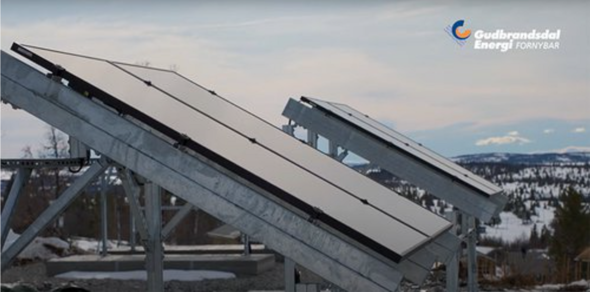 Solcellepanelene er på plass på egen tomt i hyttefeltet på Gålå. Skjermdump fra distriktsenergi.no.