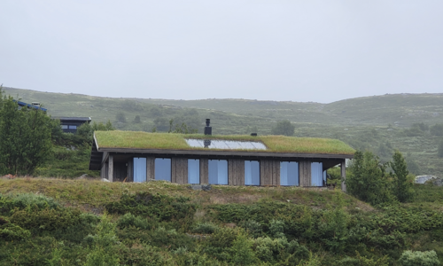 Solcelleanlegg integrert i taket på en Leve-hytte.