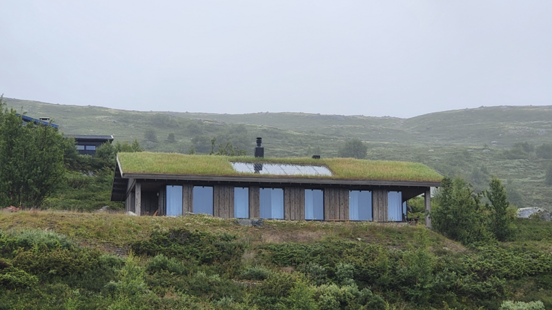 Solcelleanlegg integrert i taket på en Leve-hytte.