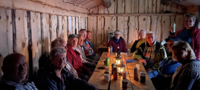 Meisalfjellet Hytteforening i Nesset, hvor gapahukens dag første gang ble lansert, har bygget en flott gapahuk, som medlemmene og bygdefolk bruker flittig. Bildet er fra festen foreningen nylig hadde i gapahuken ved Meisalvatnet. Skjermdump fra foreningens hjemmeside.