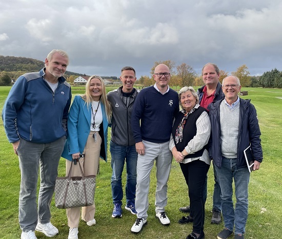 7 personer står smilende på Sola golfbane