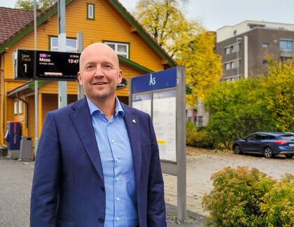 Portrettfoto av kommunedirektør Tom-Arne Tørfoss på perrongen ved Ås stasjon
