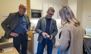 Øystein Dale og Robert Nörler Wright demonstrerer en løsning for journalisten i Ås avis