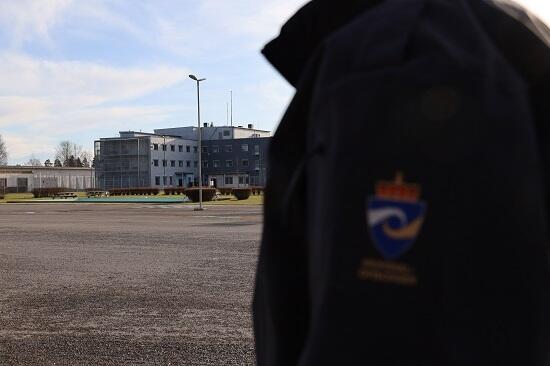 Person med uniform fra kriminalomsorgen står i forkant av Ullersmo fengsel