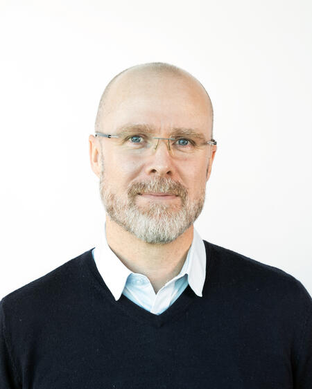 Portrettfoto av Hans Petter Lade med hvit bakgrunn.