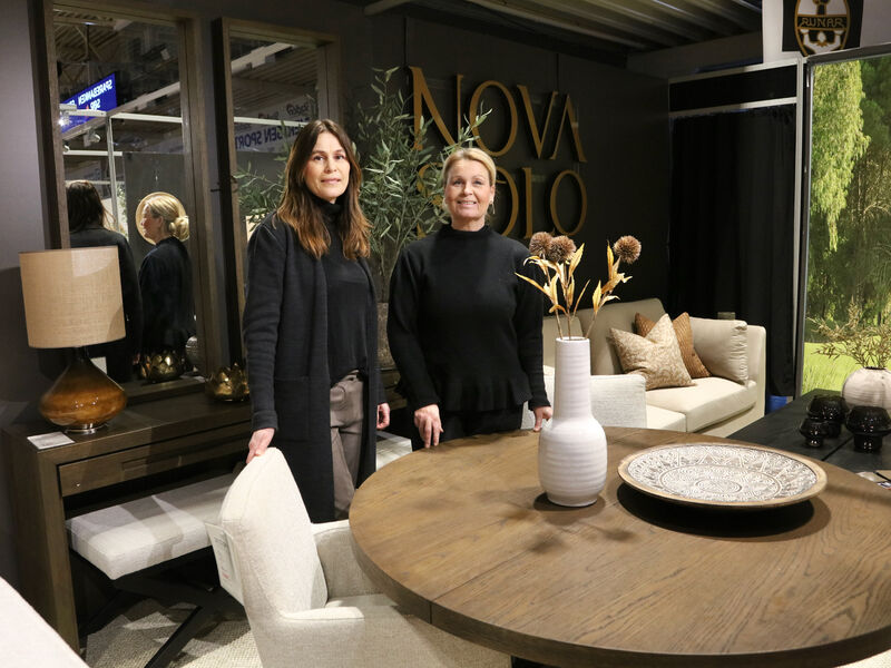 Mona Haatuft (tv) og Vibeke Schildmann viser fram et stort utvalg møbler og interiørelementer på Hyttemessen.