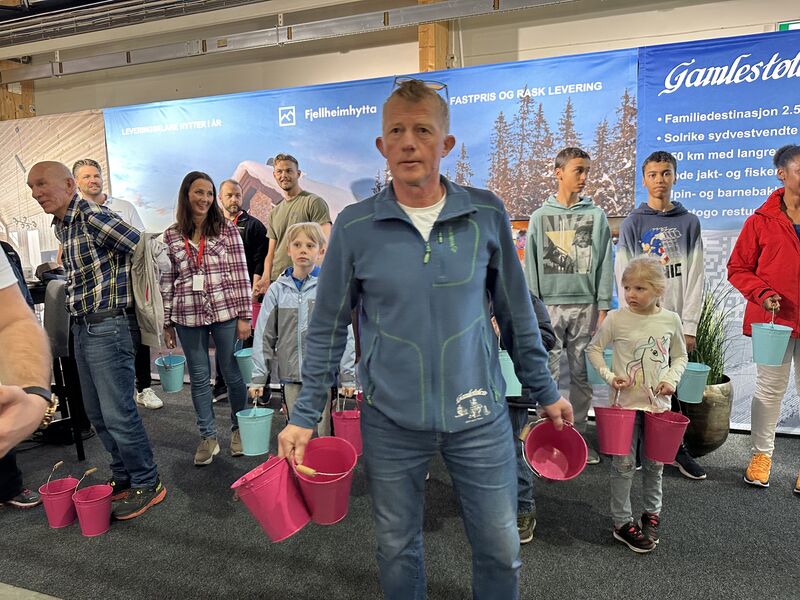 Pål Anders Ellevålseter rigger til for konkurranse i melkespannholding på Gamlestølens stand.