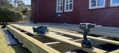 Et sikkert vårtegn i Norge er når terrassebyggingen tar til. Foto: Grønt Fokus