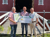 Fra venstre: Per Ivar Thomasrud, Øistein Toverud, og ordfører Håkon Tolsby. Foto: Aremark kommune