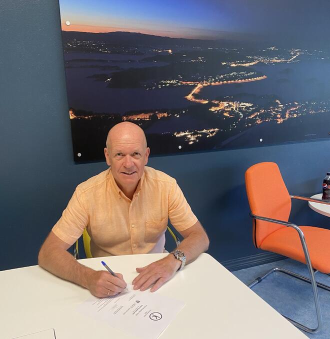 Ordfører Syver Leivestad signerer Klimapartneravtalen.