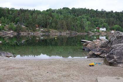 Badestrand på Breivoll med forlatte strandleker