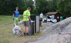 To av sommerhjelpene på Breivoll med hver sin sekk